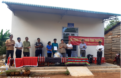 Đoàn đại biểu Quốc hội tỉnh Đắk Lắk bàn giao nhà tình thương cho các hộ đồng bào nghèo tại xã Ea Yông