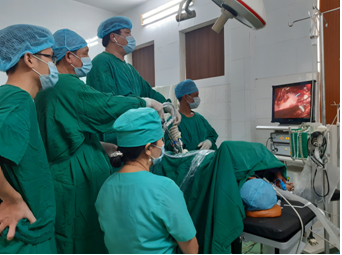 Trung tâm Y tế huyện Krông Pắc mổ nội soi lấy sỏi thận thành công
