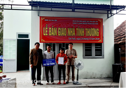 Đoàn Đại biểu Quốc hội tỉnh Đắk Lắk trao trặng nhà tình thương tại xã Tân Tiến