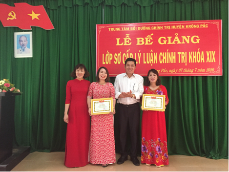Huyện Krông Pắc bế giảng lớp Sơ cấp lý luận chính trị khoá 19