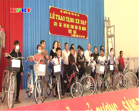 Hội Khuyến học tỉnh Đắk Lắk trao tặng xe đạp cho học sinh dân tộc thiểu số nghèo vượt khó tại xã Ea Knuếc