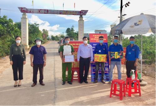 Lãnh đạo huyện Krông Pắc thăm, tặng quà các chốt kiểm soát dịch COVID-19 tại xã Vụ Bổn