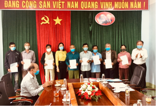 Uỷ ban nhân dân huyện Krông Pắc trao quyết định hỗ trợ tiền làm nhà cho gia đình chính sách