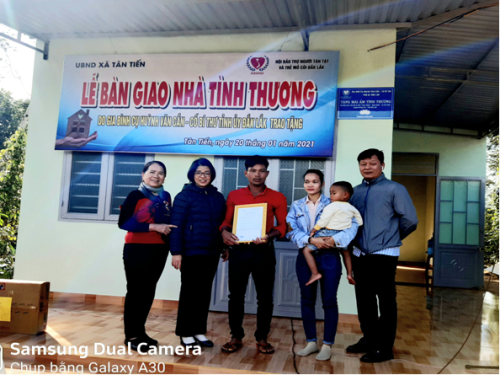 Bà Huỳnh Thị Chiến Hoà - Trưởng Ban Tuyên giáo Tỉnh uỷ Đắk Lắk, trao nhà tình thương tại xã Tân Tiến