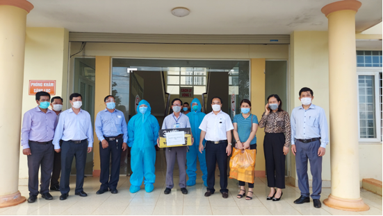 Lãnh đạo Huyện ủy, Uỷ ban nhân dân huyện Krông Pắc thăm và tặng quà lực lượng thực hiện nhiệm vụ phòng, chống dịch COVID-19