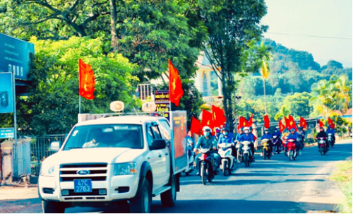 Xã Tân Tiến diễu hành tuyên truyền bầu cử