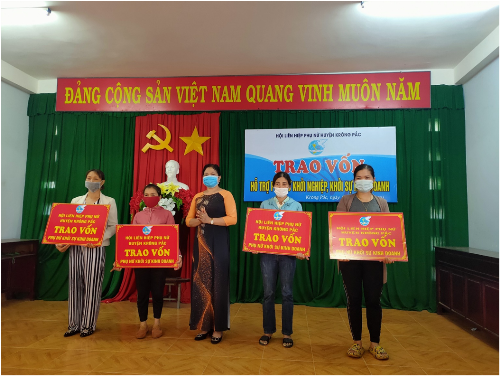 Hội Liên hiệp Phụ nữ huyện Krông Pắc trao vốn khởi nghiệp phát triển kinh tế