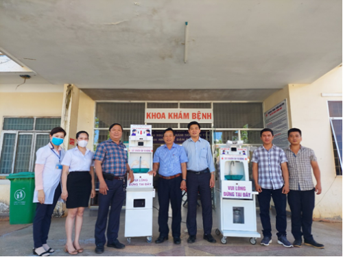 Trung tâm Y tế huyện Krông Pắc tặng máy đo thân nhiệt và sát khuẩn tay tự động