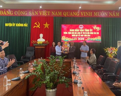 Ban Dân vận Tỉnh ủy thăm, tặng quà cho già làng có uy tín và đội công tác PĐQC 253 nhân dịp Tết nguyên đán Giáp Thìn năm 2024