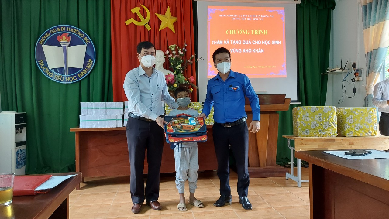 Tặng 9000 cuốn vở cho học sinh xã Ea Yiêng