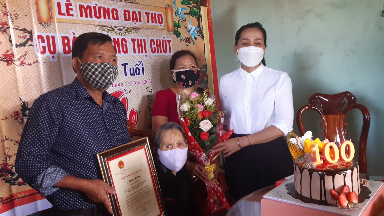 Phó chủ tịch UBND Huyện  Nguyễn Thị Kim Oanh thăm, tặng quà người cao tuổi tại thị trấn Phước An