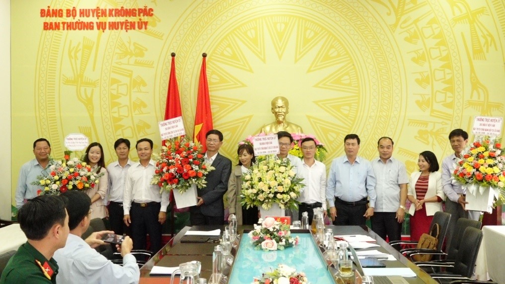 Ban thường vụ Huyện ủy chúc mừng các cơ quan tham mưu giúp việc Huyện ủy nhân kỷ niệm ngày truyền thống