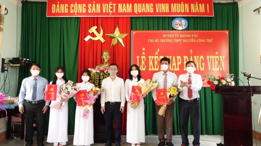 Chi bộ trường THPT Nguyễn Công Trứ kết nạp mới 4 đảng viên