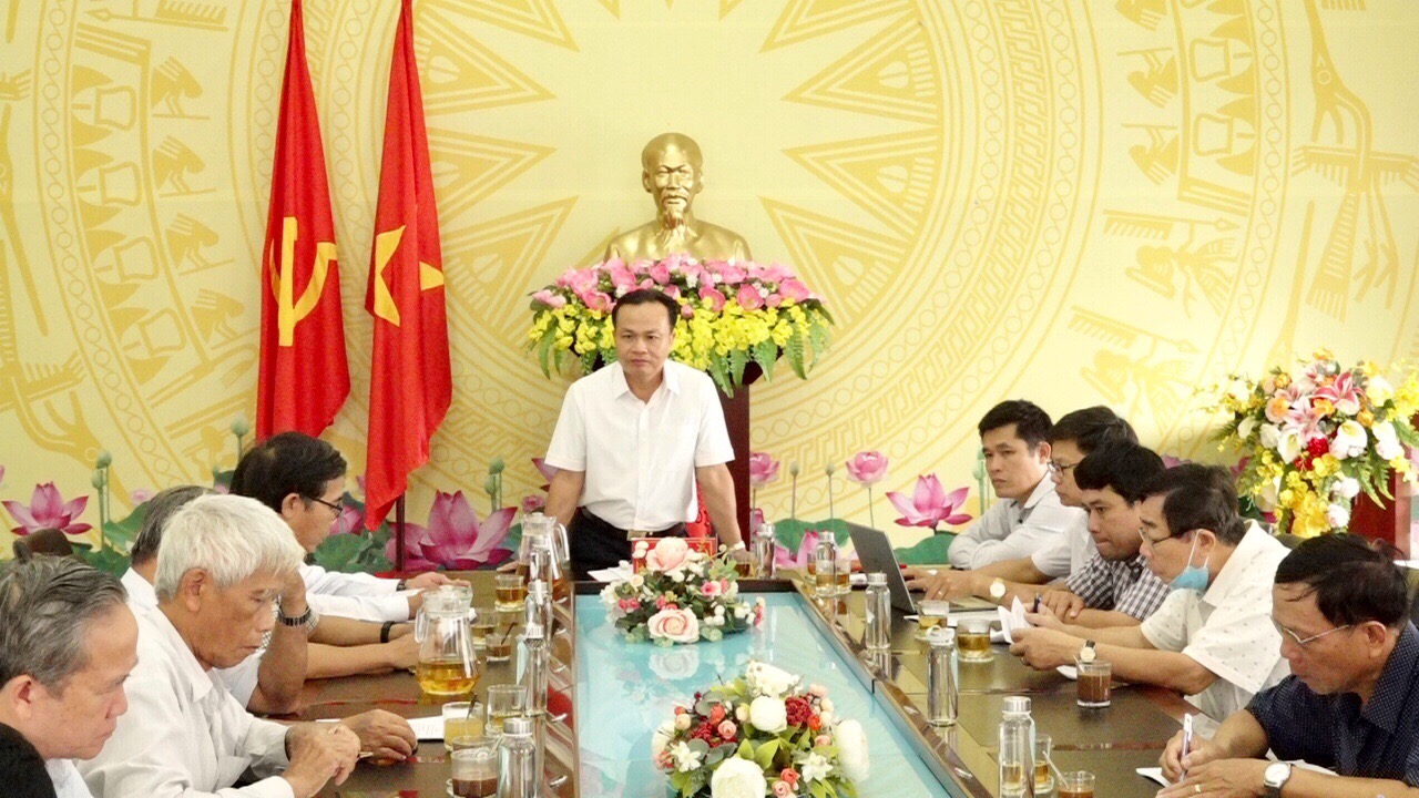 Huyện ủy tổ chức hội nghị thông tin kết quả 9 tháng cho các đồng chí nguyên lãnh đạo huyện