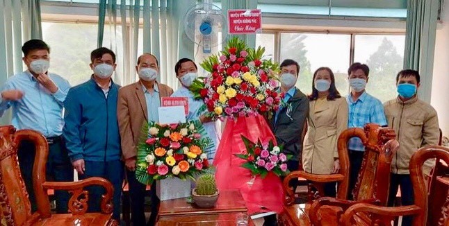 Đồng chí Trần Hồng Tiến, Bí thư Huyện uỷ chúc mừng ngành y tế nhân kỷ niệm 67 năm ngày Thày thuốc Việt Nam