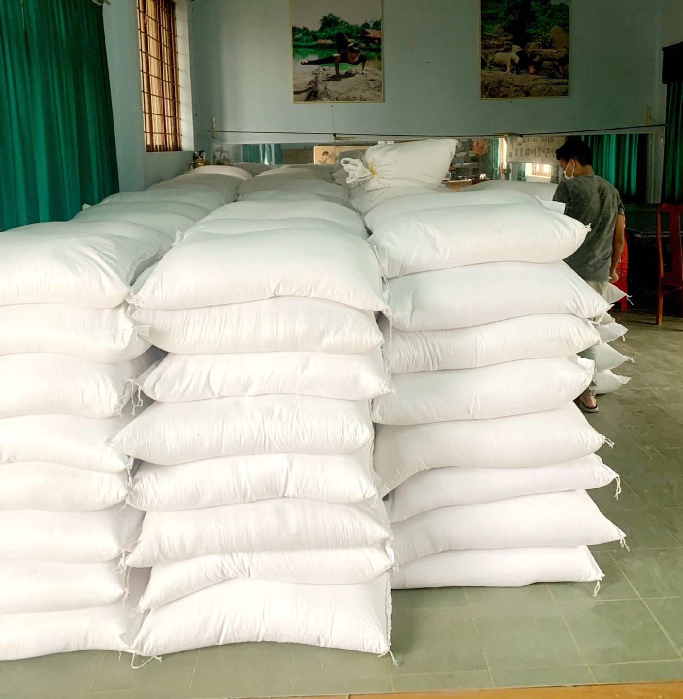 Xã Ea Phê tiếp nhận và cấp, phát gạo hỗ trợ người dân khó khăn bị ảnh hưởng của dịch Covid – 19 (đợt 2)