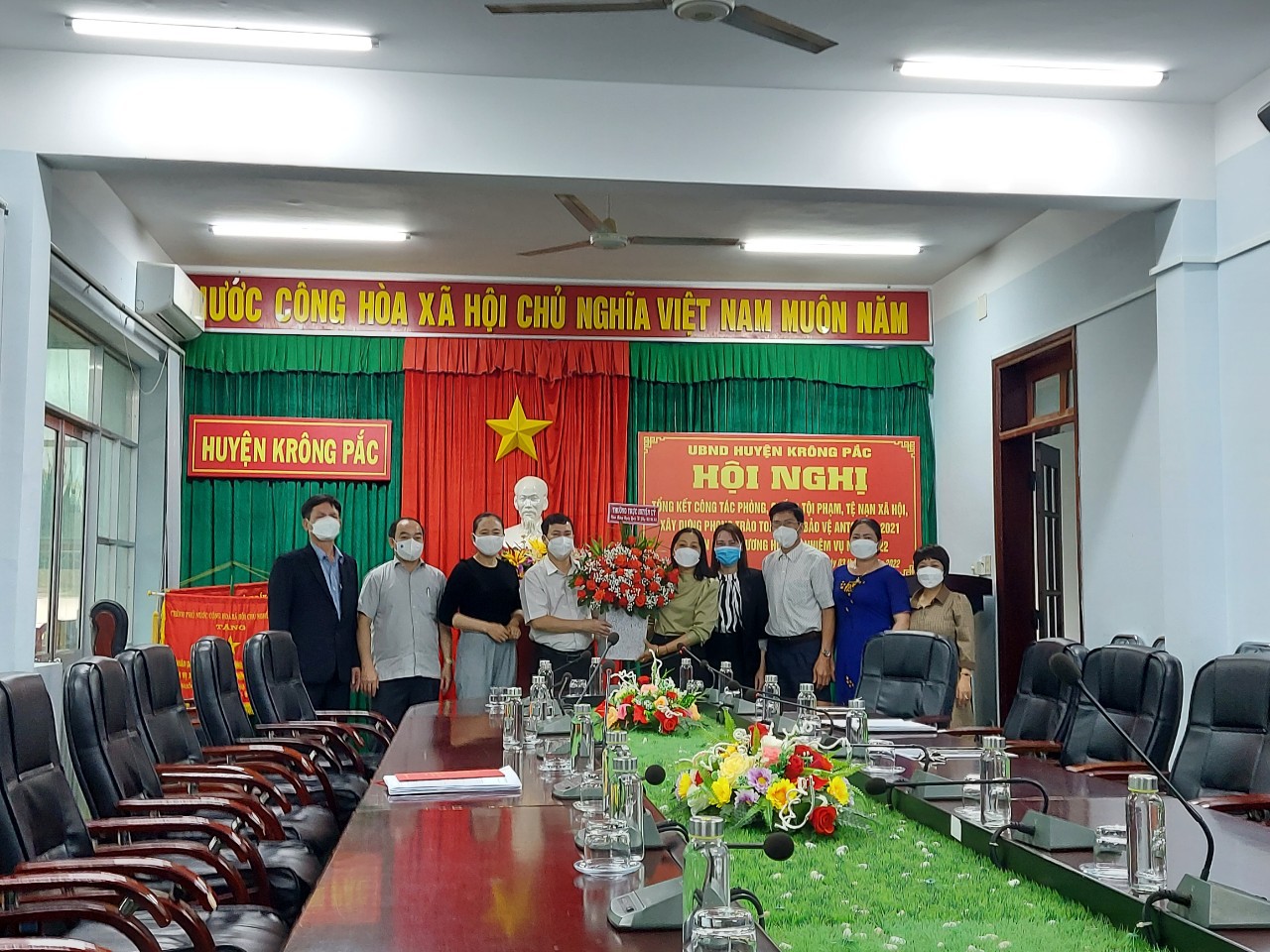 Thường trực Huyện ủy thăm và tặng hoa chúc mừng ban vì sự tiến bộ Phụ nữ huyện và hội LHPN huyện nhân dịp 112 năm ngày QTPN 8/3