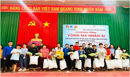 Chương trình “Vòng tay nhân ái” trao tặng 300 xuất quà cho học sinh có hoàn cảnh khó khăn trên địa bàn xã Ea Yiêng và xã Vụ Bổn