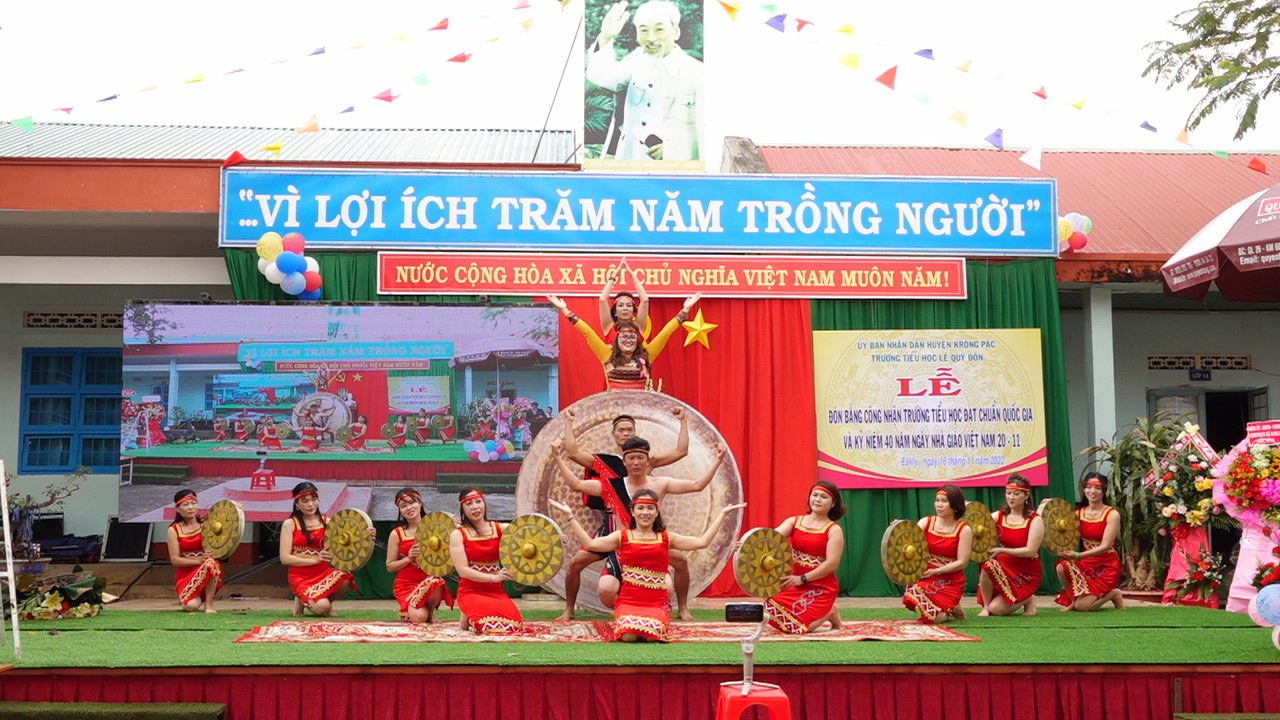 Trường Tiểu học Lê Qúy Đôn đón bằng công nhận trường đạt chuẩn quốc gia mức độ 1