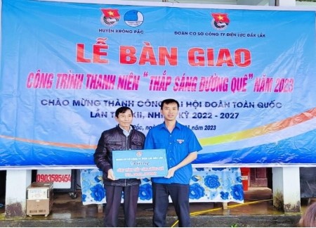 Bàn giao công trình thanh niên “thắp sáng đường quê” chào mừng thành công Đại hội Đoàn toàn quốc lần thứ 12