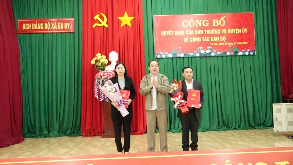 Đồng chí Đinh Xuân Diệu Chủ tịch UBND huyện công bố quyết định công tác cán bộ tại xã Ea Yiêng và Ea Uy