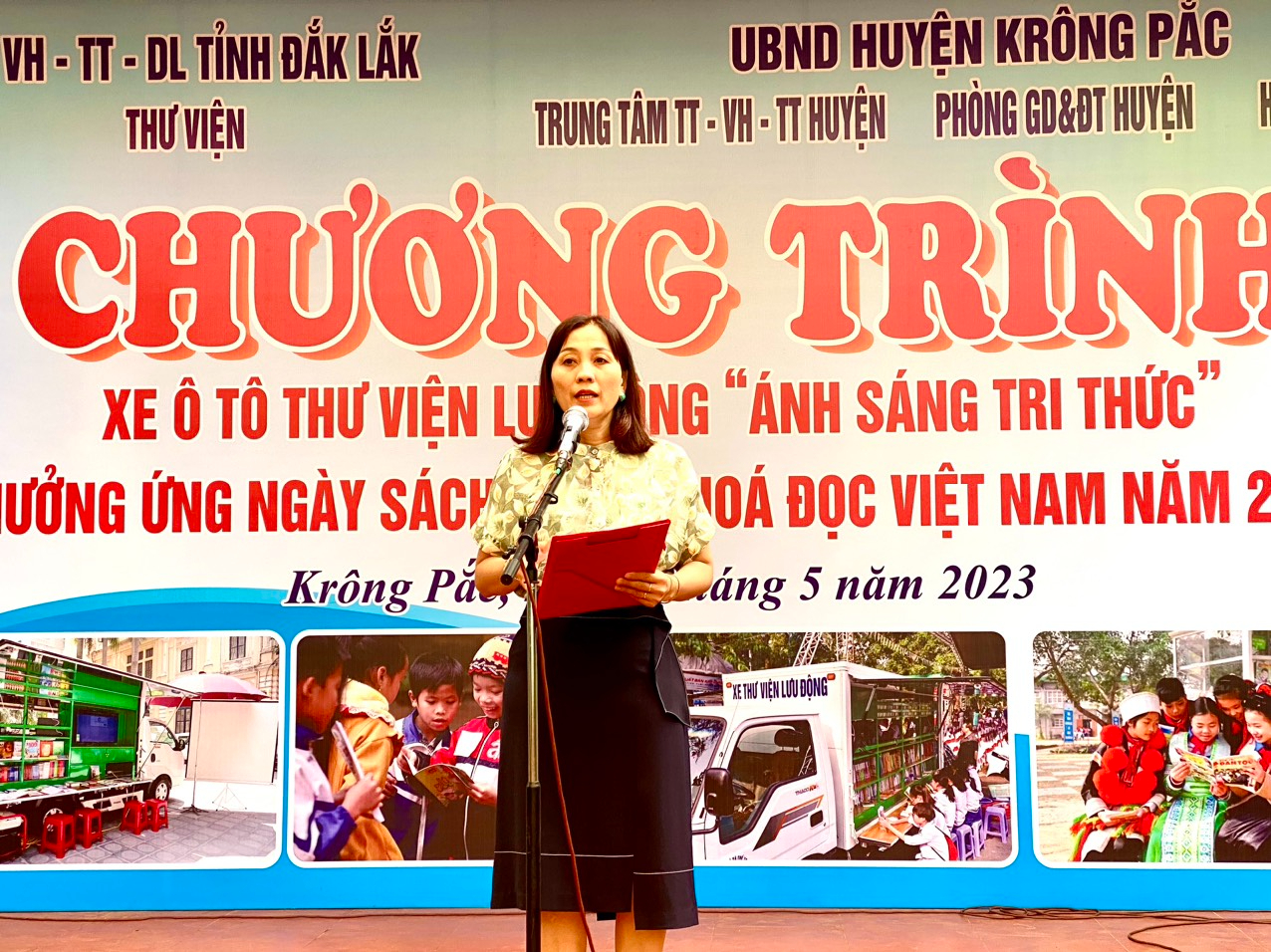 Chương trình xe ô tô thư viện lưu động " ánh sáng tri thức"