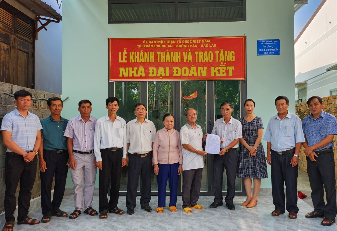 Uỷ Ban MTTQVN thị trấn Phước An Tổ chức bàn giao hai ngôi nhà đại đoàn kết cho hộ nghèo.