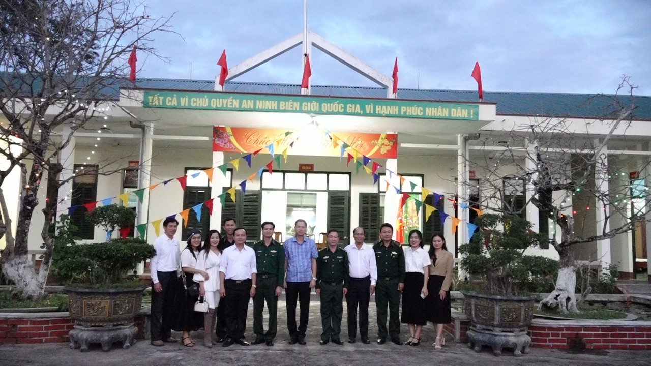 Đồng chí Trần Quốc Vĩnh, Phó Bí thư thường trực Huyện ủy thăm, tặng quà và chúc tết Đồn Biên phòng 741 Yok MBre