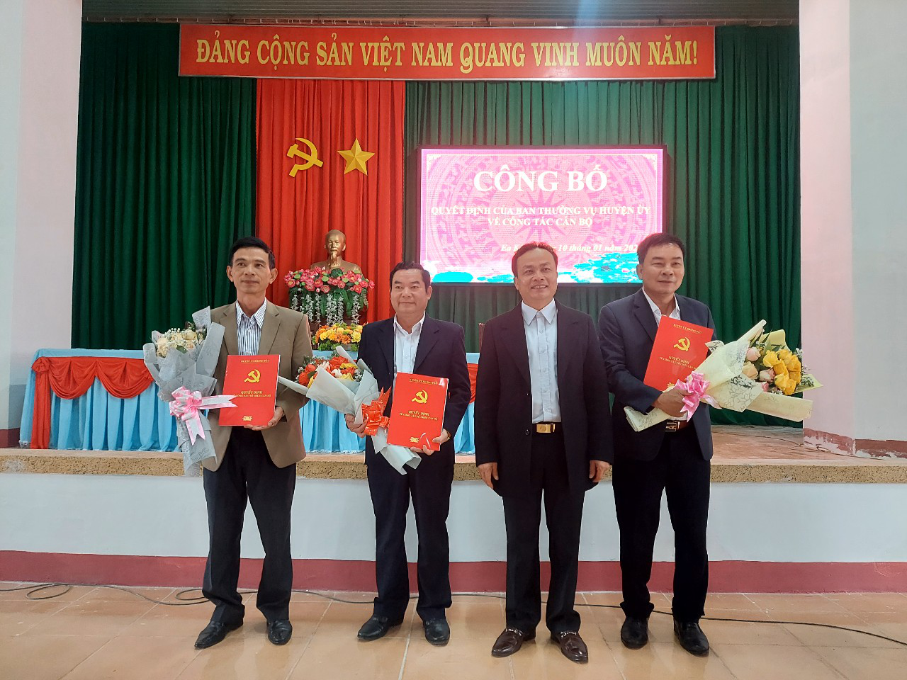 Ban thường vụ Huyện ủy công bố và trao Quyết định về công tác cán bộ tại hai xã Ea Kênh và Ea Yông