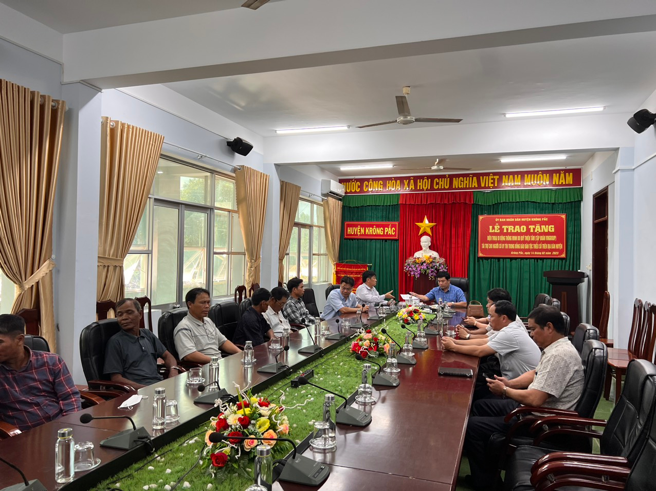 Tặng điện thoại thông minh cho 6 người có uy tín trong đồng bào dân tộc thiểu số huyện Krông Pắc