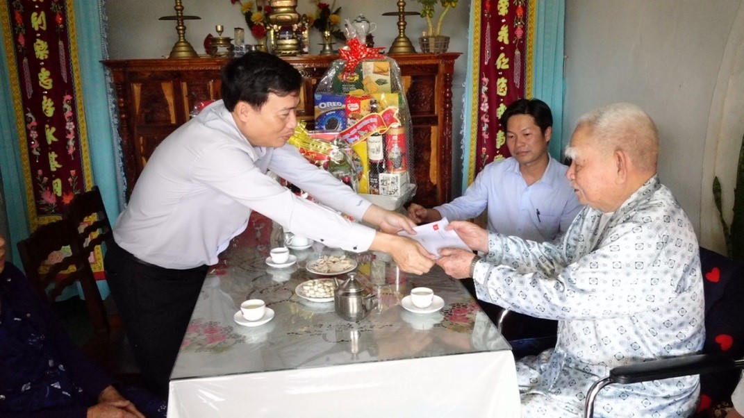 Lãnh đạo huyện chúc tết nguyên lãnh đạo huyện và lão thành cách mạng, mẹ Việt Nam anh hùng