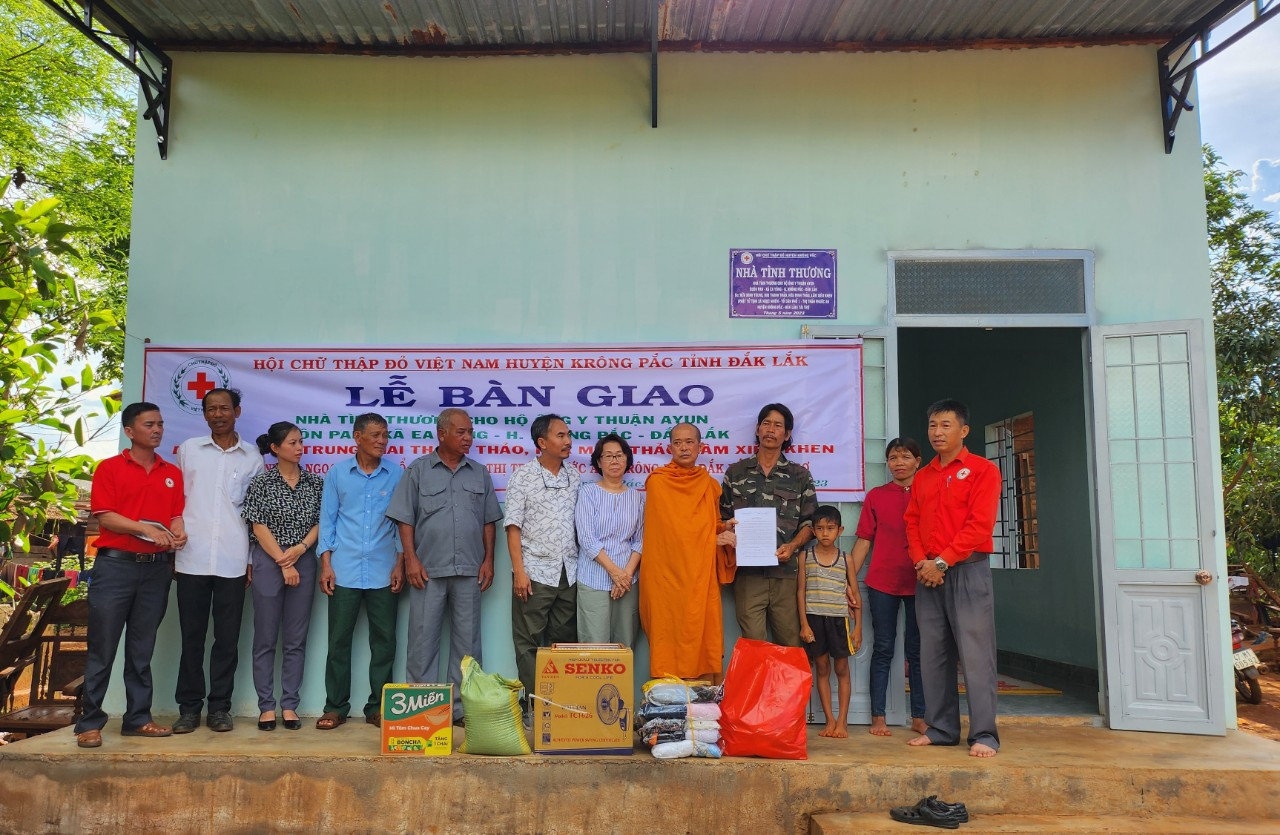 Bàn giao Nhà tình thương cho hộ nghèo tại buôn Pan, xã Ea Yông.