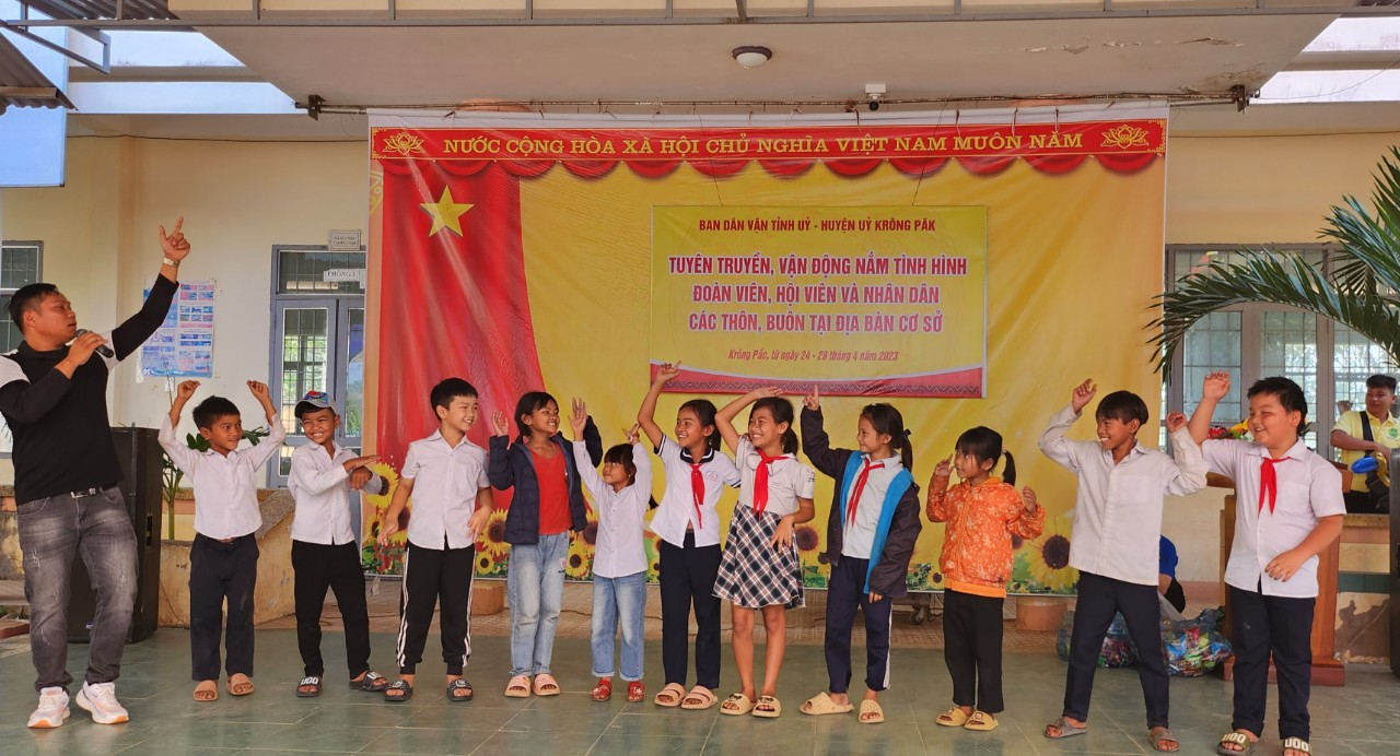 Ban dân vận Tỉnh ủy, Ban dân vận Huyện ủy Tổ chức phát động quần chúng nắm bắt tình hình nhân dân tại xã Ea Yiêng năm 2023.
