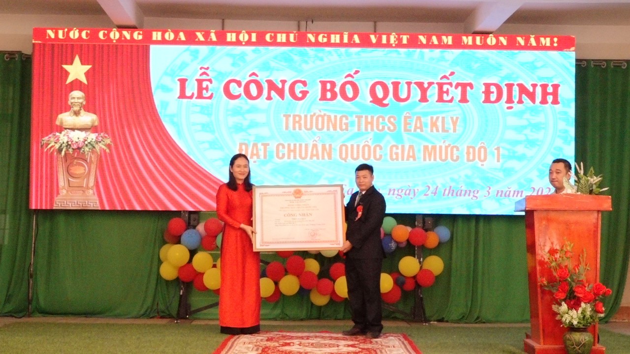 Trường Trung học cơ sở Ea Kly đón nhận trường chuẩn Quốc gia mức độ 1
