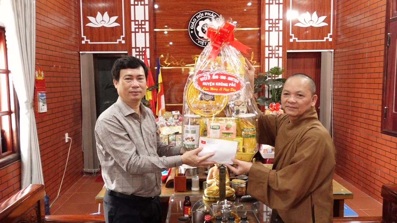 Đồng chí Bí thư Huyện ủy Trần Hồng Tiến thăm và chúc mừng Tăng Ni, Phật tử nhân Đại lễ Phật đản Phật lịch 2567