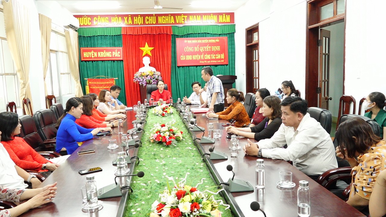 UBND huyện Krông Pắc điều động và bổ nhiệm lại 18 cán bộ, quản lý trường học trên địa bàn