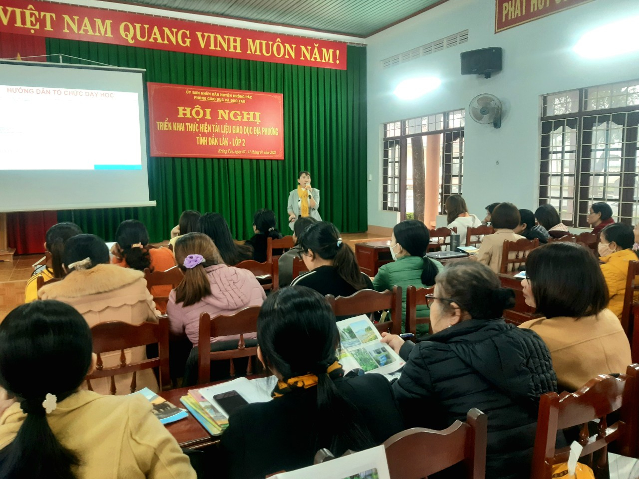 Hội nghị tập huấn sử dụng tài liệu Giáo dục địa phương lớp 2