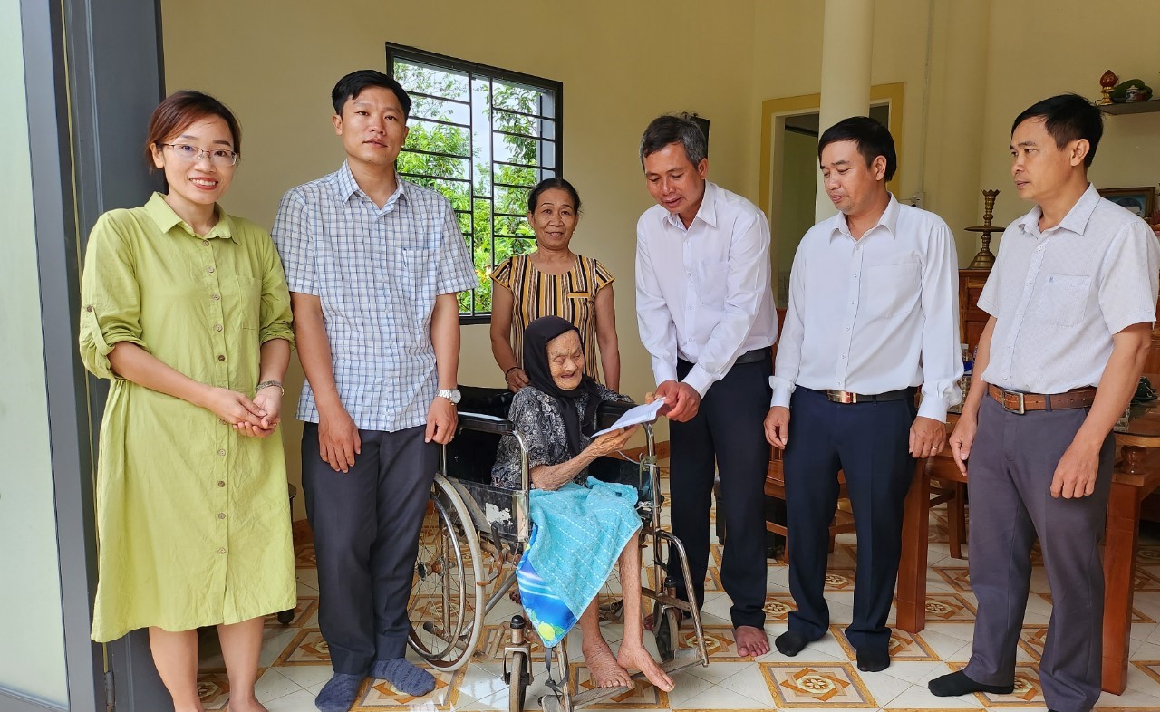Hội Nông dân Huyện Krông Pắc tặng quà cho Mẹ Việt Nam Anh hùng.
