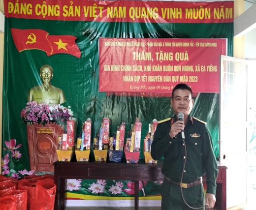 Phòng Văn hóa và Thông tin huyện, Cơ quan Quân sự huyện đã phối hợp với Công ty Yến Sào Thành Dung, tổ chức thăm, tặng quà Tết cho buôn kết nghĩa Kon H’Ring, Xã Ea Yiêng