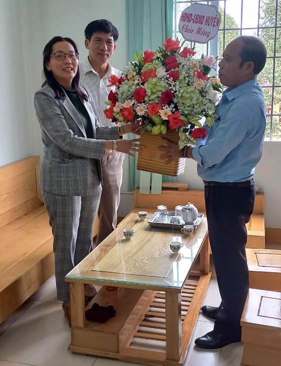 Lãnh đạo huyện Krông Pắc thăm, chúc mừng Thanh tra huyện, Hội chữ thập đỏ huyện nhân ngày truyền thống
