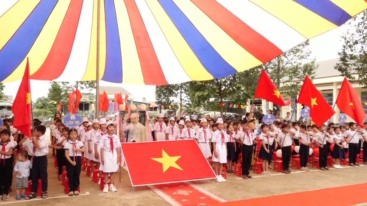 Trường Tiểu học Quang Trung đón bằng công nhận trường đạt chuẩn Quốc gia