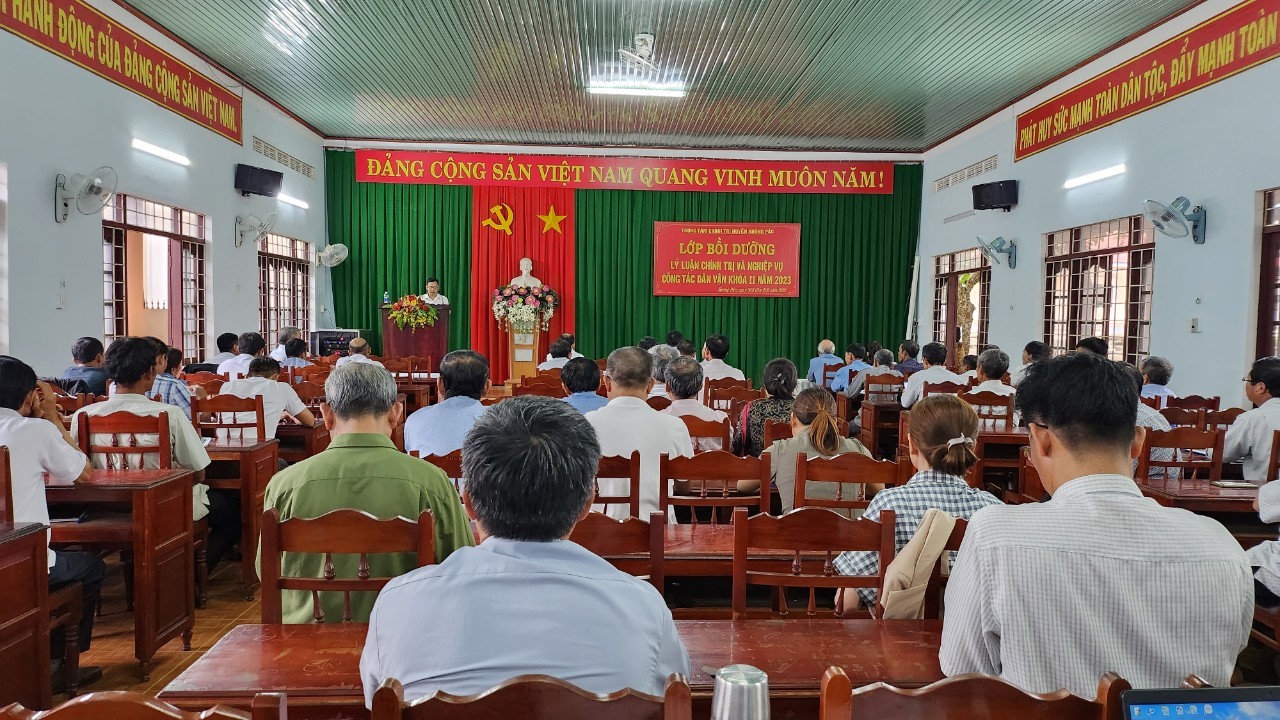 Trung tâm Chính trị huyện Bế giảng lớp Bồi dưỡng lý luận chính trị và nghiệp vụ công tác dân vận khóa II năm 2023.