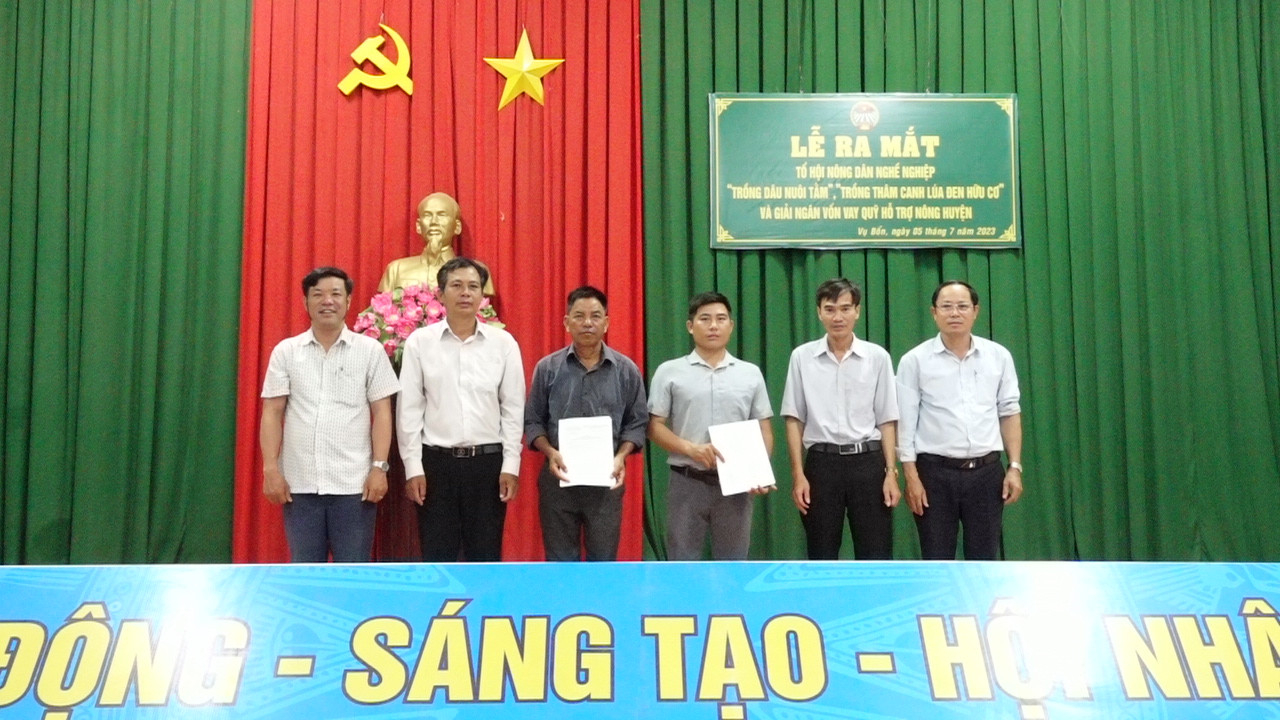 Ra mắt 2 Tổ hội nghề nghiệp "Trồng Dâu nuôi Tằm” và “Trồng thâm canh lúa đen hữu cơ” tại xã Vụ Bổn