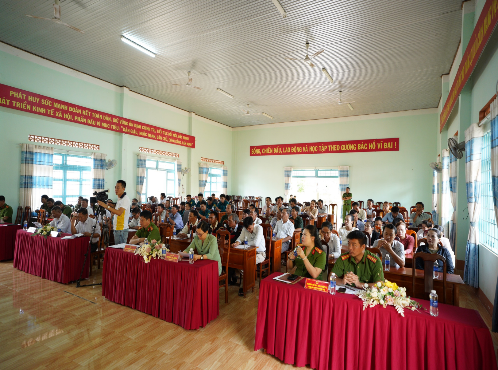 xã Ea Uy thu hồi gần 35 vũ khí, vật liệu nổ, công cụ hỗ trợ