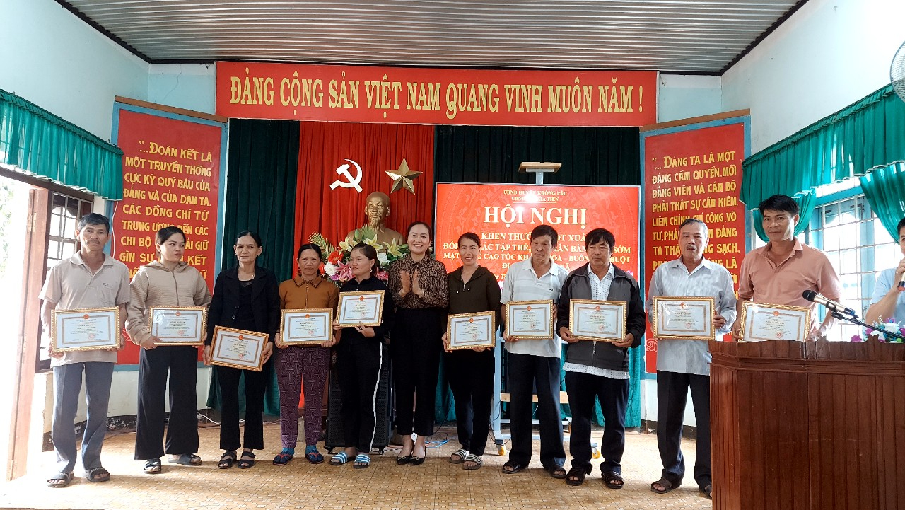 Khen thưởng 32 hộ dân tại xã Hòa Tiến gương mẫu bàn giao mặt bằng Dự án cao tốc Khánh Hòa – Buôn Ma Thuột