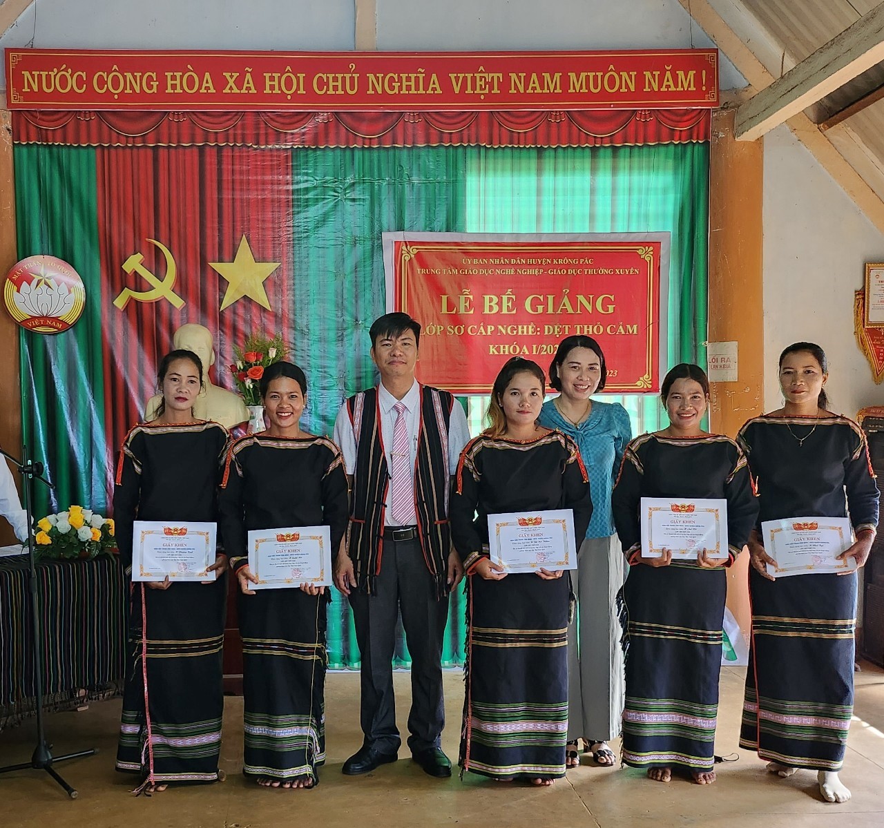 Bế giảng lớp Sơ cấp nghề Dệt thổ cẩm tại xã Ea Phê.