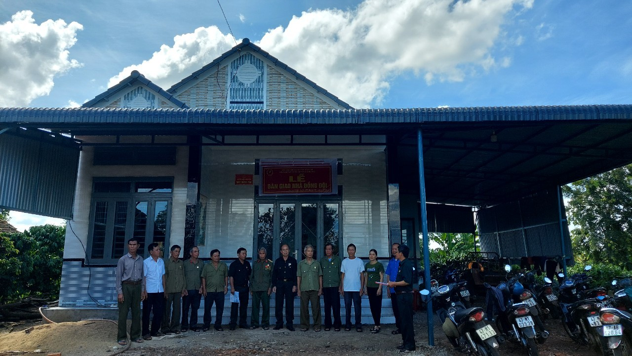 Bàn giao nhà đồng đội cho hội viên hội cựu chiến binh xã Ea Phê