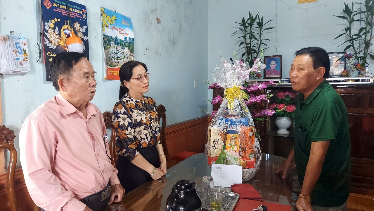 Đồng chí Nguyễn Thị Kim Oanh, Phó Chủ tịch UBND huyện Krông Pắc thăm và tặng quà cho các nạn nhân bị chất độc Da cam