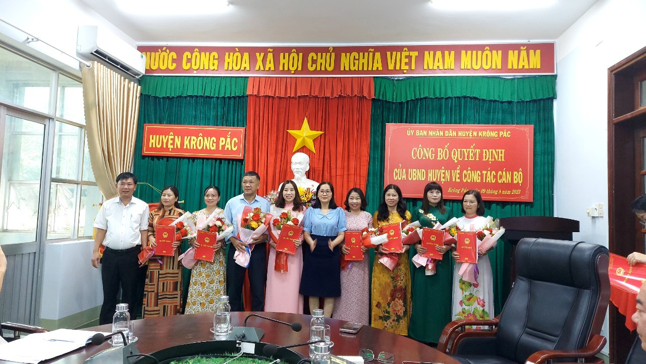 UBND Huyện Krông Pắc điều động, bổ nhiệm và bổ nhiệm lại 26 cán bộ, quản lý trường học trên địa bàn huyện