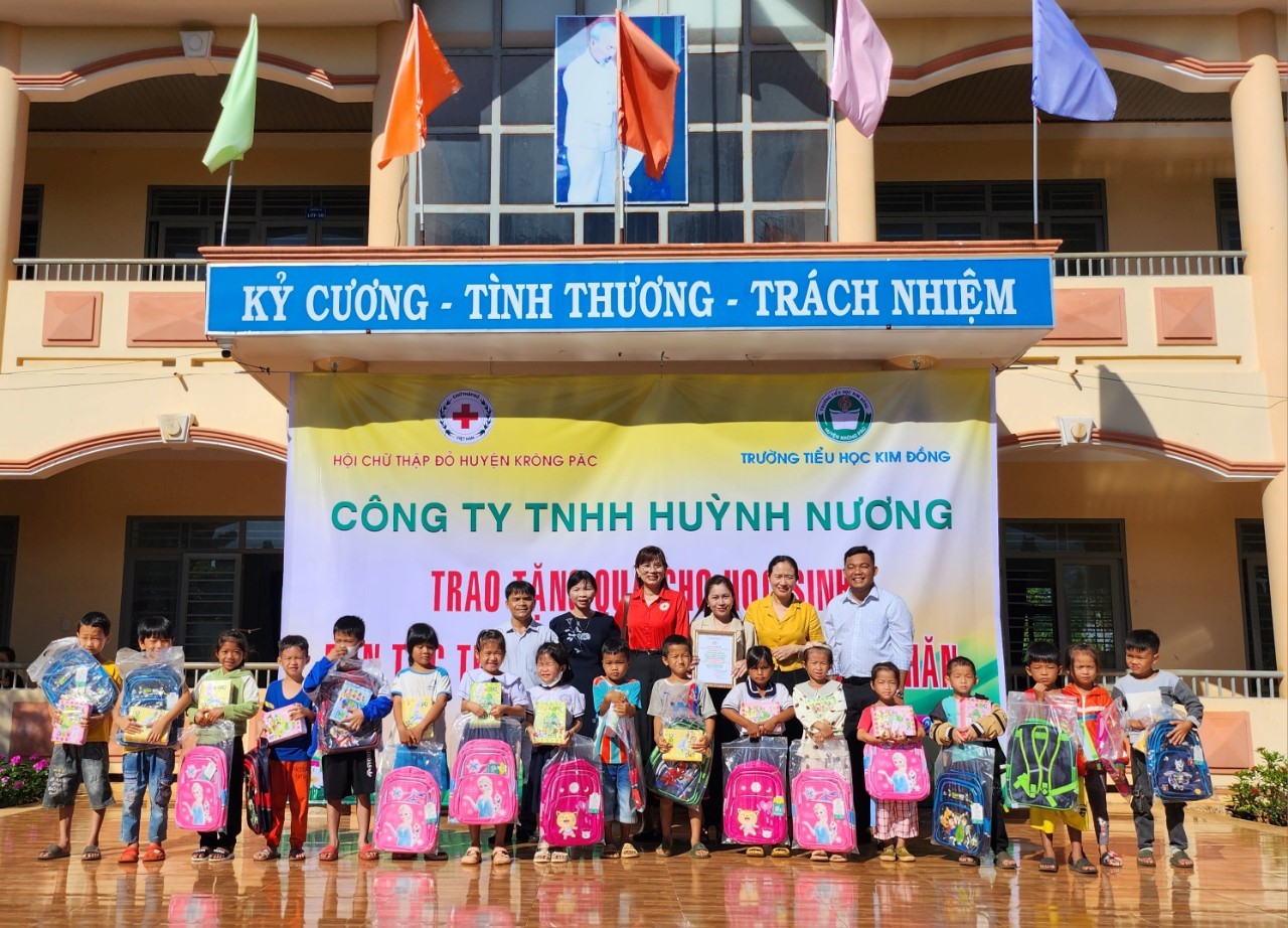 Đồng chí Ngô Thị Minh Trinh, UVBTV, Phó chủ tịch UBND huyện tặng quà cho học sinh nghèo, học sinh có hoàn cảnh khó khăn trước thềm năm học mới 2023-2024.